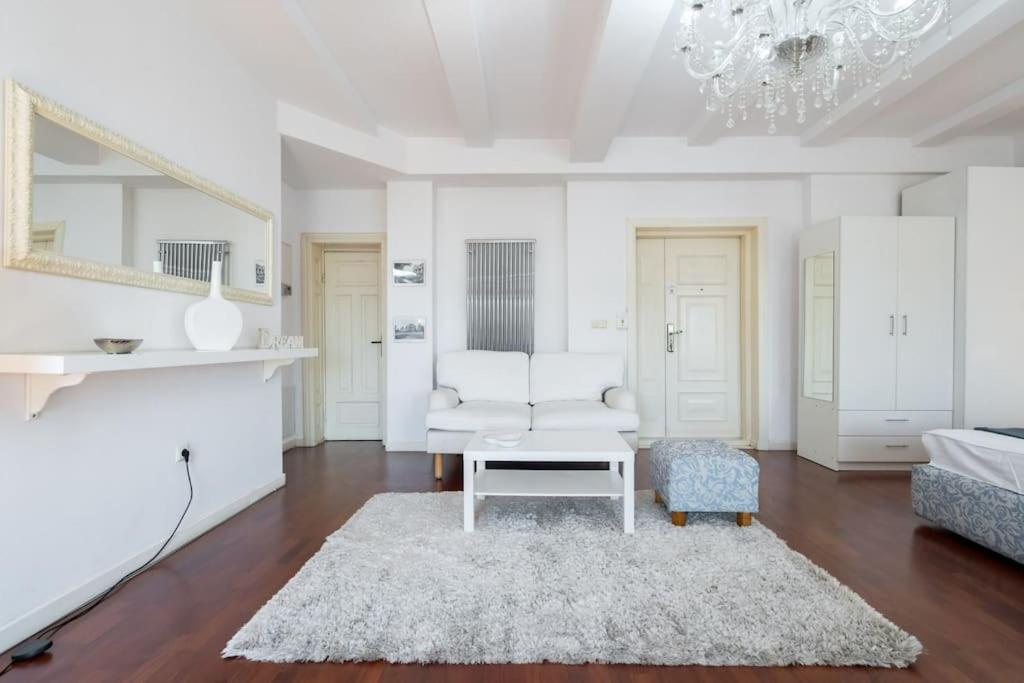 Apartament Mozzafiato By The River *